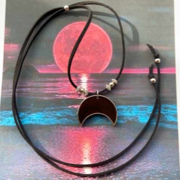 Dark red resin crescent moon leather necklace - Picture 10 of 13